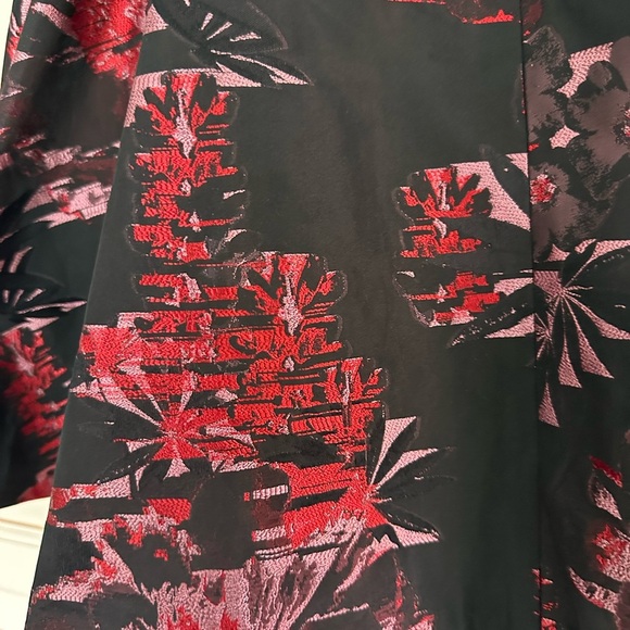 Alice + Olivia Jorah Box Pleat Dress in Black & Multi Floral (D7) - Picture 5 of 9